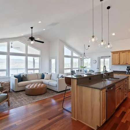 Friday Bay Retreat With Beautiful Lake Views